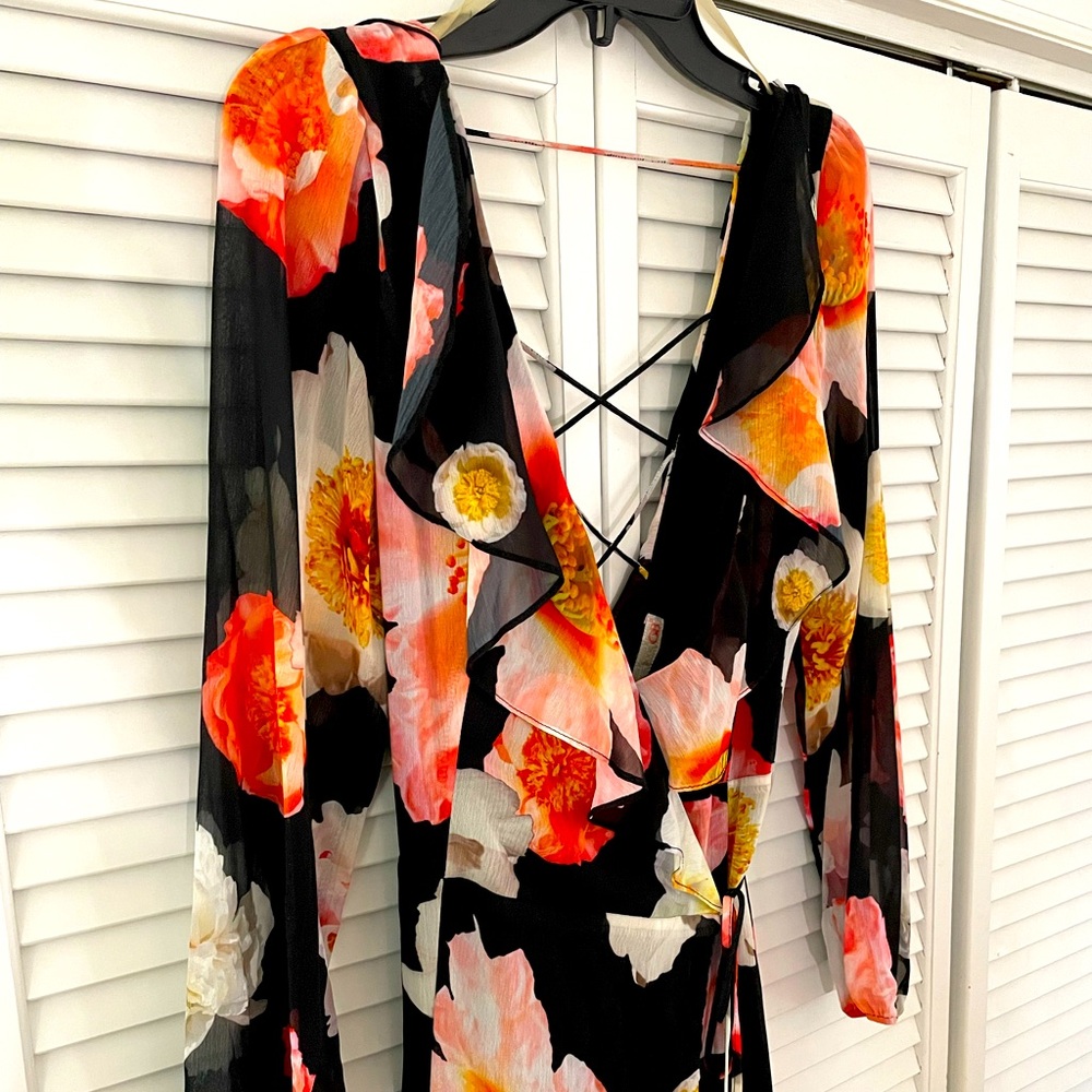 Long floral flowing wrap dress
Size M Gianni Bini